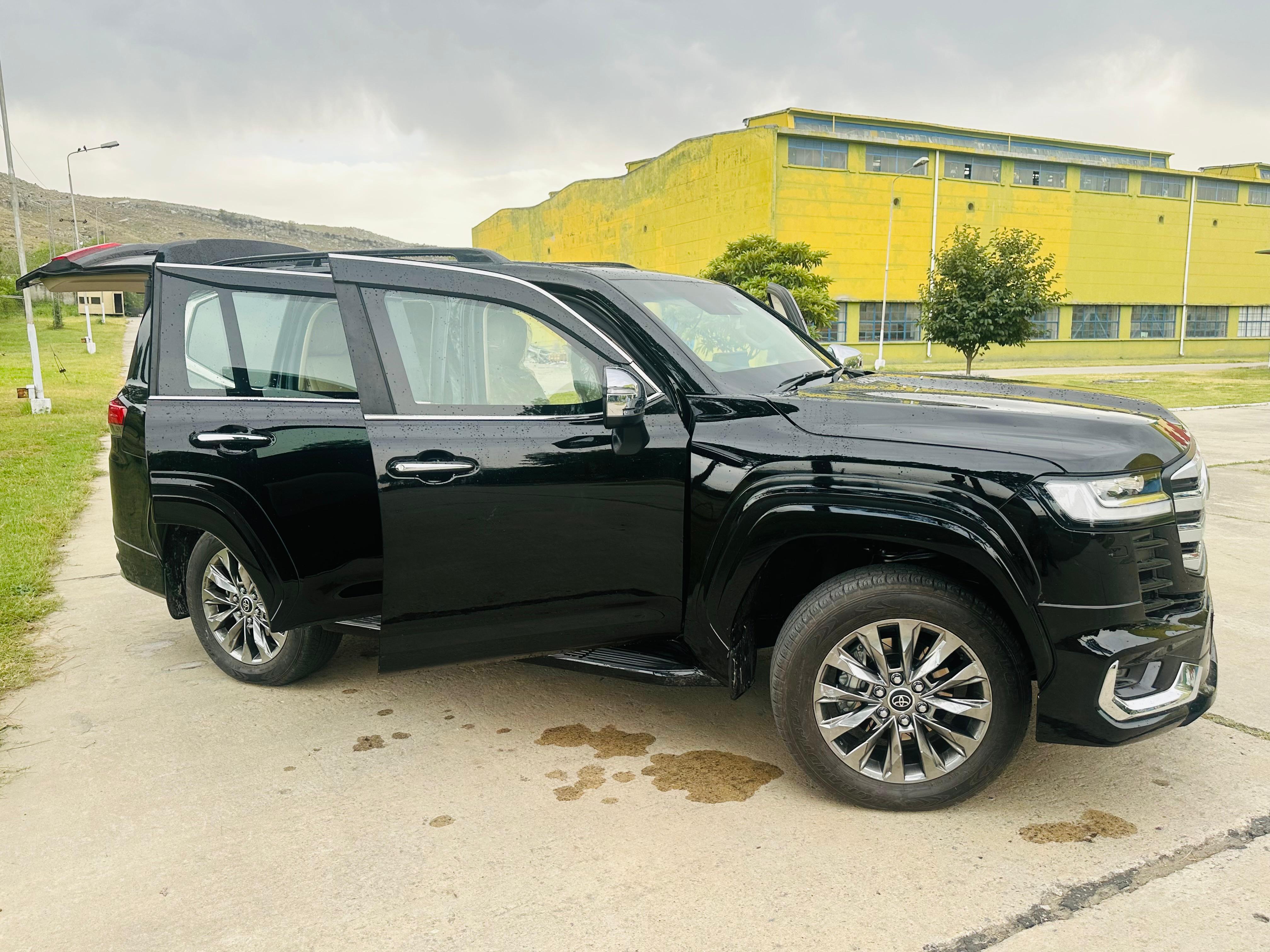 Toyota Land Cruiser 300